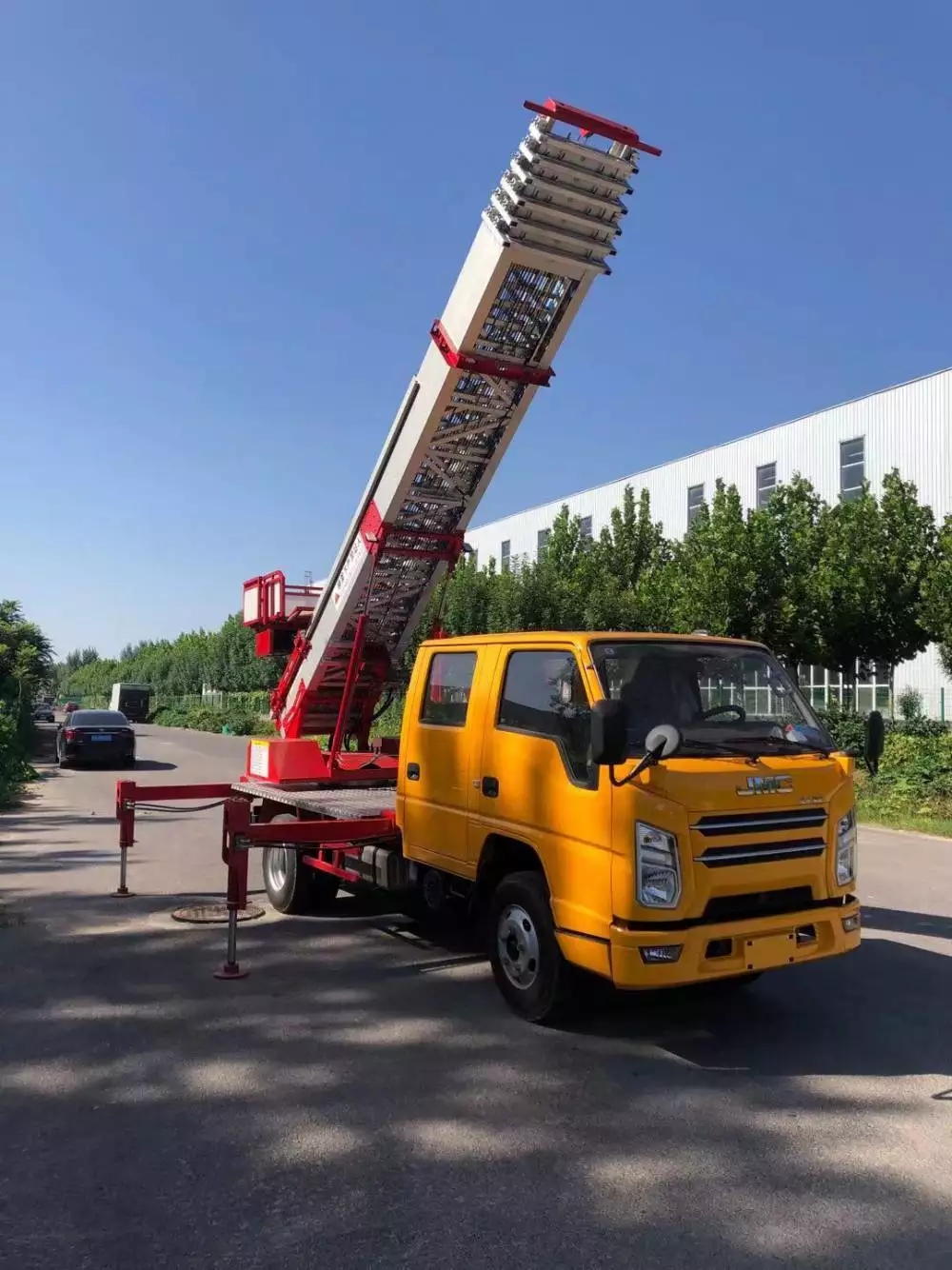 雅安附近的云梯车出租服务：轻松解决高空作业需求